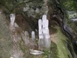 ledové stalagmity u vchodu do jeskyně V Jedlích