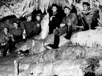 Záhadný jev-Obří tlamě v Ochozské jeskyni vypadávají zuby.