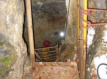 Francouzští záchranáři vysvobodili tři jeskyňáře. V podzemí je uvěznila řeka
