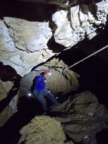 Někde v jeskyni – asi 10m stupeň. (Podle Poláků nenáročná exkurze bez potřeby SRT.)