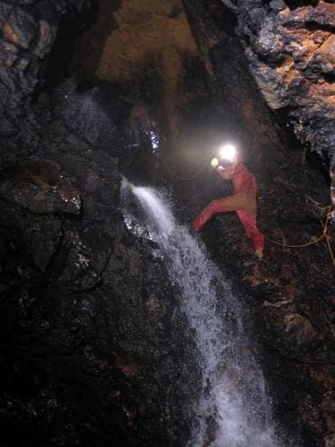 vodopád v jeskyni Teplica