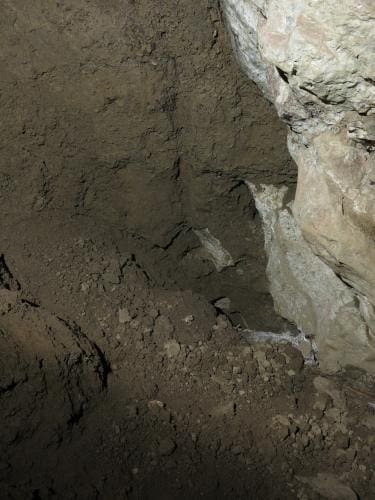 jeskyně V Jedlích, zasypaný průlez do Meandrového dómu
