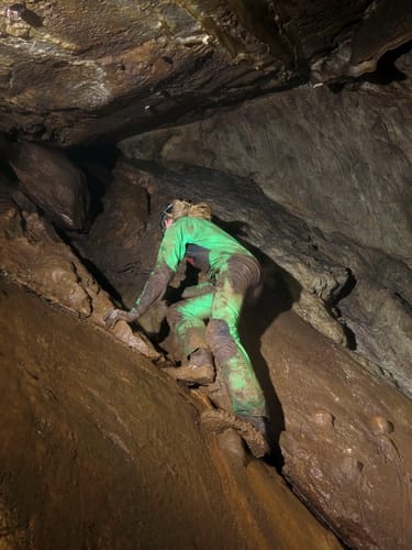 jeskyně Rasovna, občas je potřeba zdolat docela exponovaná místa