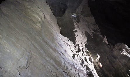 Účastníci expedicie do nejhlubší jeskyně světa našli v hloubce 1100 m tělo mrtvého člověka.