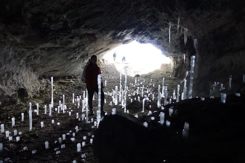 ledová výzdoba ve vstupu do Jaskyne v Sokole (foto Pěkná)