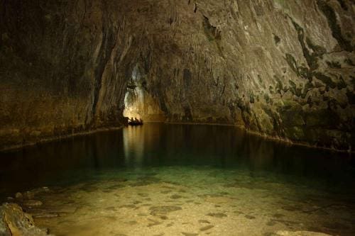Pořáteční jezero v jeskyni Grotte de Gournier
