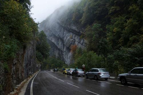 Parkovací pruh u jeskyně Grotte de Roche