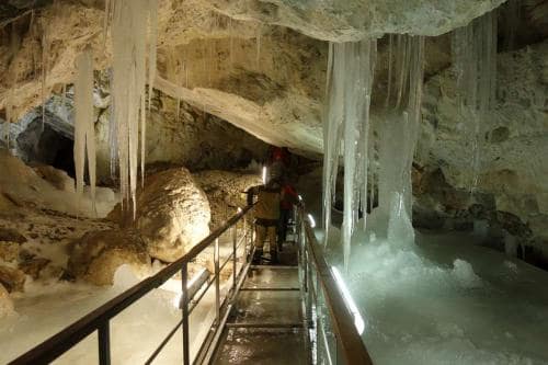 Ledová výzdoba ve stejnojmenné jeskyni.