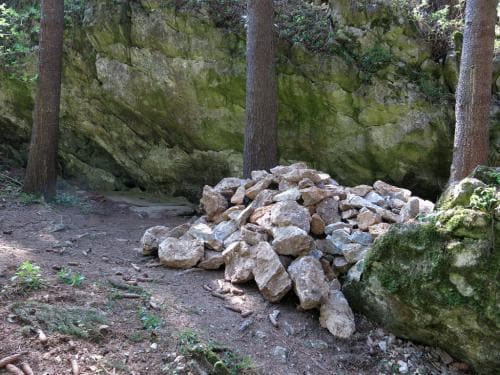 vytěžené kamení před jeskyní Dagmar