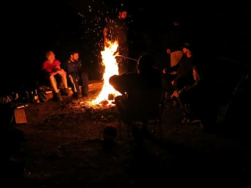 večer u ohně na Suchých dolech