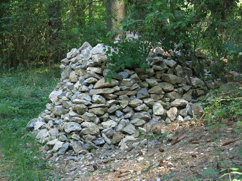 kamení z Dagmary vzorně uložené u cesty