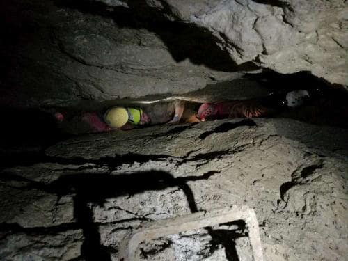 Úzké puklinové chodby v jeskyni Pod Landrovcem.