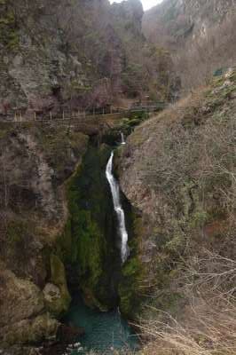 Vodopád a vývěr z krasového údolí u obce Radac