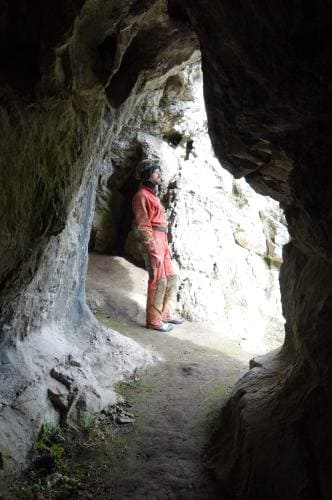 před vchodem do Liskovské jeskyně (foto Pěkná)