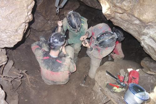kotvení horního konce lanovky v jeskyni Dagmar (foto L. Trtílek)