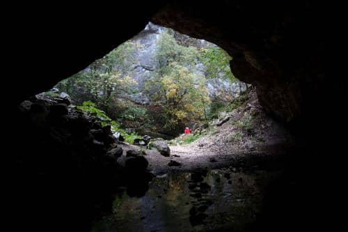 V portálu jeskyně Grotte de Roche