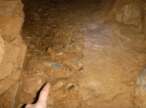 Foto 7 – Rozhraní štěrku a prachovo-jílovitého sedimentu ve stěně Sondy.
