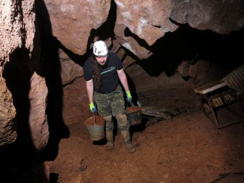 Vynáška kýblů z jeskyně č. 31 v Tisovci