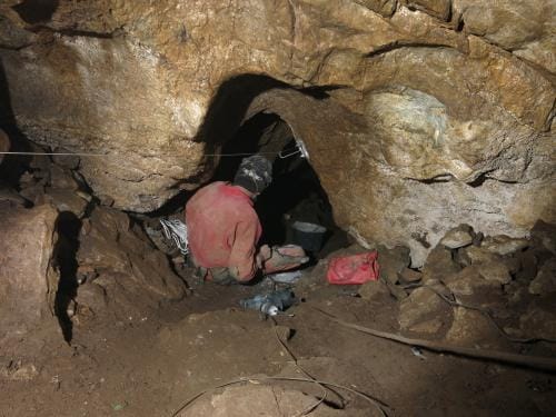 stavba těžební lanovky v jeskyni Dagmar