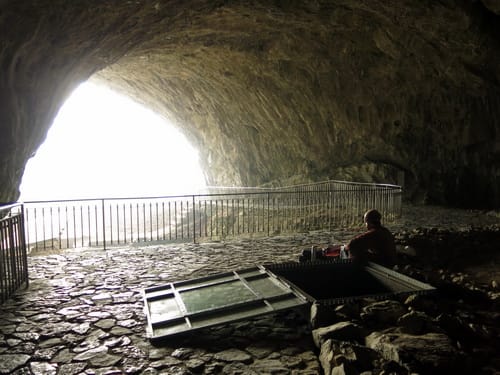 jeskyně Kůlna a vstup do Křížových jeskyní