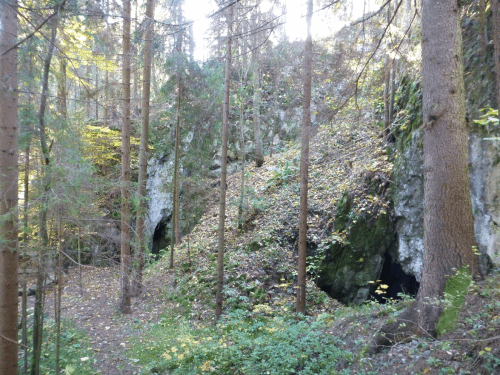 Foto 1 – Vchod do Propástky (vlevo) a do Verunčiny jeskyně (vpravo).